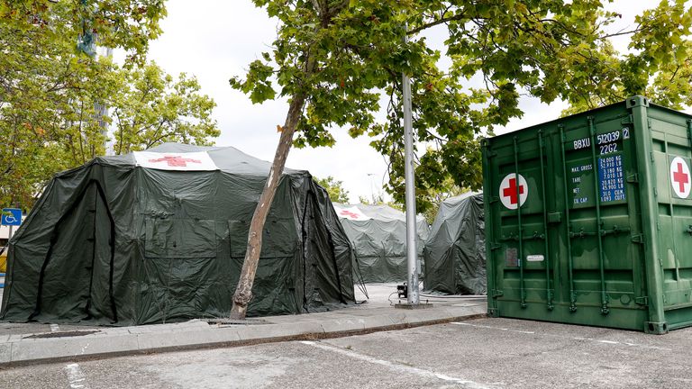 Tentes de triage installées à l'extérieur d'un hôpital militaire de Madrid
