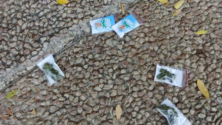 Des paquets qui ont été largués d'un drone au-dessus d'une place principale de Tel Aviv et que la police israélienne soupçonne de contenir du cannabis sont vus sur le sol à Tel Aviv, Israël, le 3 septembre 2020. Police israélienne / Document via REUTERS CETTE IMAGE A ÉTÉ FOURNIE PAR UN TIERS .
