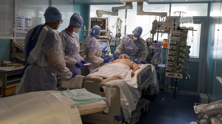 La plupart des lits de soins intensifs de l'hôpital de Laveran sont maintenant occupés par des personnes atteintes de COVID-19