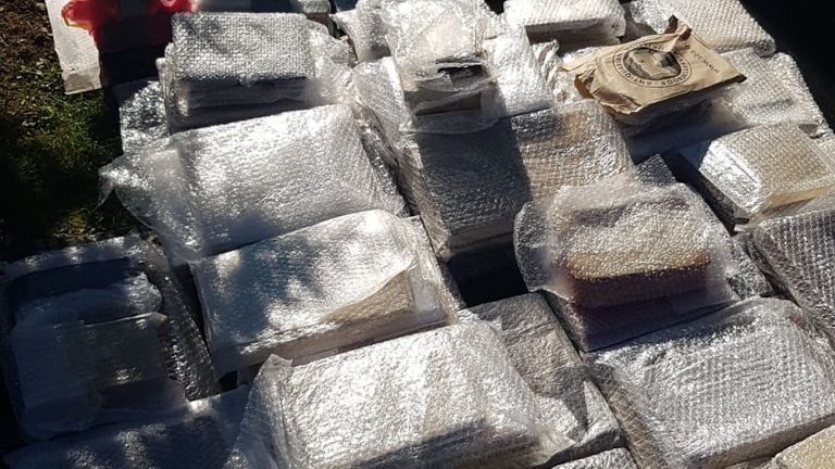 Les livres ont été découverts enterrés sous terre dans une propriété rurale à Neamt, en Roumanie.  Pic: Police rencontrée