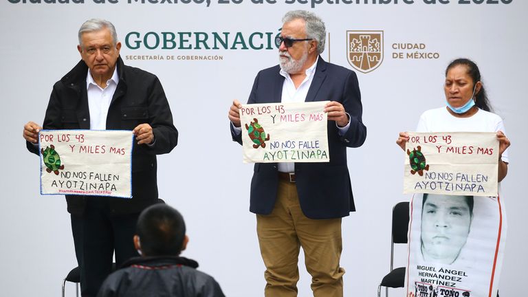Le président mexicain Andres Manuel Lopez Obrador, le sous-secrétaire mexicain aux droits de l'homme Alejandro Encinas et Maria Martinez, la mère de Miguel Angel Hernandez Martinez, tiennent des morceaux de tissu brodés par les parents des 43 élèves disparus de l'Ayotzinapa Teacher Training College, alors qu'ils assistent à la livraison de un rapport d'enquête marquant le 6e anniversaire de leur disparition.  REUTERS / Edgard Garrido