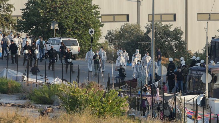 La police bloque une zone où sont hébergés les réfugiés et les migrants du camp détruit de Moria, lors d'une opération de transfert vers un nouveau camp temporaire, sur l'île de Lesbos, Grèce, le 17 septembre 2020. REUTERS / Elias Marcou