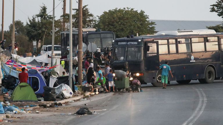 La police bloque une zone où sont hébergés les réfugiés et les migrants du camp détruit de Moria, lors d'une opération de transfert vers un nouveau camp temporaire, sur l'île de Lesbos, Grèce, le 17 septembre 2020. REUTERS / Elias Marcou REFILE - DESCRIPTION CORRECTIVE DE OPÉRATION