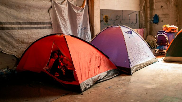 Deux filles sont assises dans leur tente dans un bâtiment abandonné près du camp de Kara Tepe, sur l'île grecque égéenne de Lesbos, le 16 septembre 2020, après que le camp de migrants de Moria a été détruit par un incendie dans la nuit du 8 septembre. - Six jeunes Afghans des hommes dont deux mineurs seront confrontés à un procureur sur l'île grecque de Lesbos le 16 septembre, soupçonnés d'avoir allumé des incendies qui ont détruit le plus grand camp de migrants d'Europe, laissant plus de 12 000 personnes sans abri.  (Photo par ANGELOS TZORTZINIS / AFP) (Photo par ANGELOS TZOR