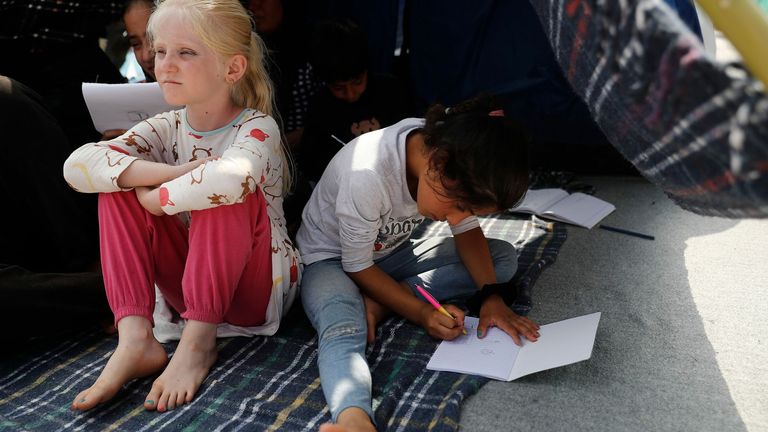 Les enfants sont assis dans une tente sur une route près du nouveau camp temporaire près de Kara Tepe, Mytilène, Grèce.  Photo: Dimitris Tosidis / EPA-EFE / Shutterstock

