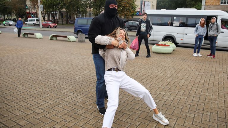 Un agent des forces de l'ordre traîne un manifestant lors d'un rassemblement de soutien à la dirigeante de l'opposition bélarussienne détenue Maria Kolesnikova à Minsk