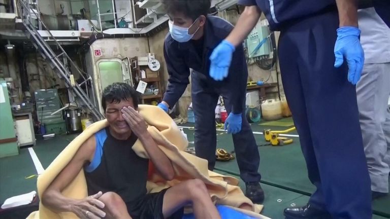 Un homme sauvé pleure après avoir été sauvé