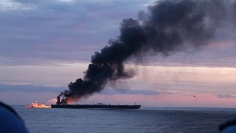 Le New Diamond, un très grand transporteur de brut (VLCC) affrété par Indian Oil Corp (IOC) qui transportait l'équivalent d'environ 2 millions de barils de pétrole, est vu après qu'un incendie s'est déclaré, au large de la côte est du Sri Lanka le 3 septembre , 2020. Photo prise le 3 septembre 2020. Médias de la marine sri-lankaise / Document via REUTERS ATTENTION AUX RÉDACTEURS - CETTE IMAGE A ÉTÉ FOURNIE PAR UN TIERS.  PAS DE REVENTE.  PAS D'ARCHIVES.