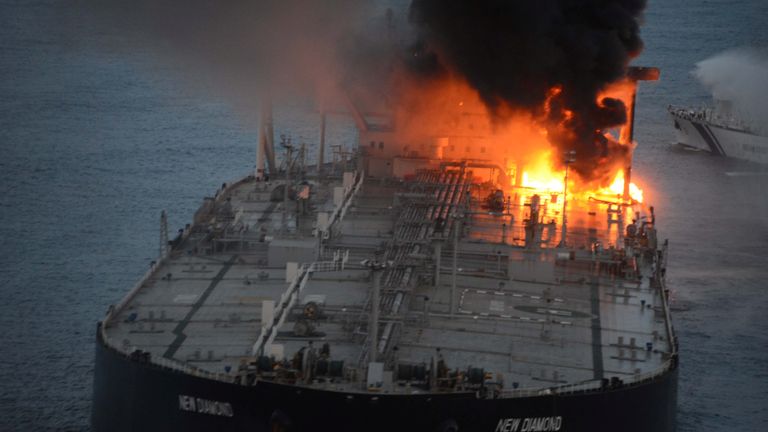 Le New Diamond, un très gros transporteur de brut (VLCC) affrété par Indian Oil Corp (IOC), qui transportait l'équivalent d'environ 2 millions de barils de pétrole, est vu après qu'un incendie s'est déclaré au large de la côte est du Sri Lanka le 4 septembre. 2020. Médias de l'armée de l'air sri-lankaise / Document via REUTERS ATTENTION AUX RÉDACTEURS - CETTE IMAGE A ÉTÉ FOURNIE PAR UN TIERS.  PAS DE REVENTE.  PAS D'ARCHIVES.