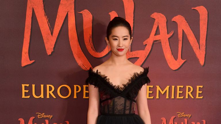 L'actrice de Mulan Liu Yifei a montré son soutien public à la police de Hong Kong