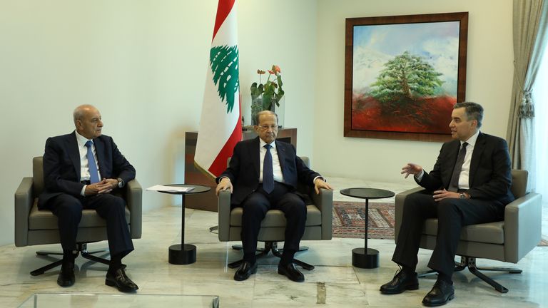 Le Premier ministre désigné, Mustapha Adib, rencontre le président libanais Michel Aoun et le président libanais du parlement Nabih Berri au palais présidentiel de Baabda