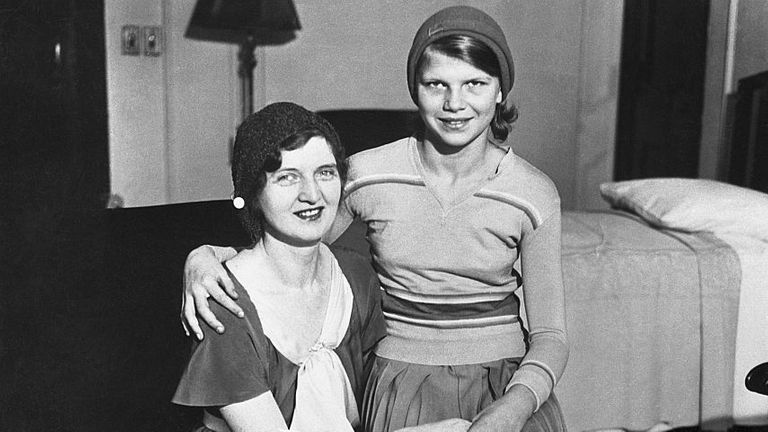 Nan Britton est vue avec sa fille Elizabeth Ann Blaesing