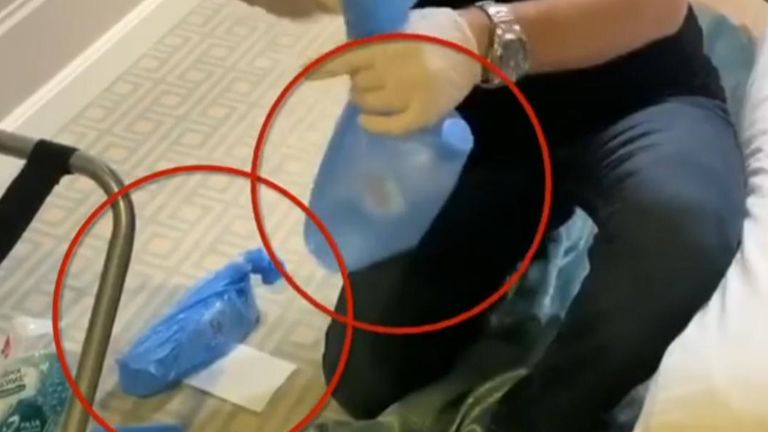 L'agent neurotoxique utilisé pour empoisonner le chef de l'opposition russe Alexei Navalny a été détecté sur une bouteille d'eau vide de sa chambre d'hôtel.  son équipe allègue