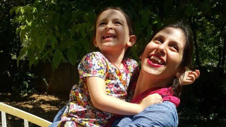Mme Zaghari-Ratcliffe est photographiée avec sa fille Gabriella 