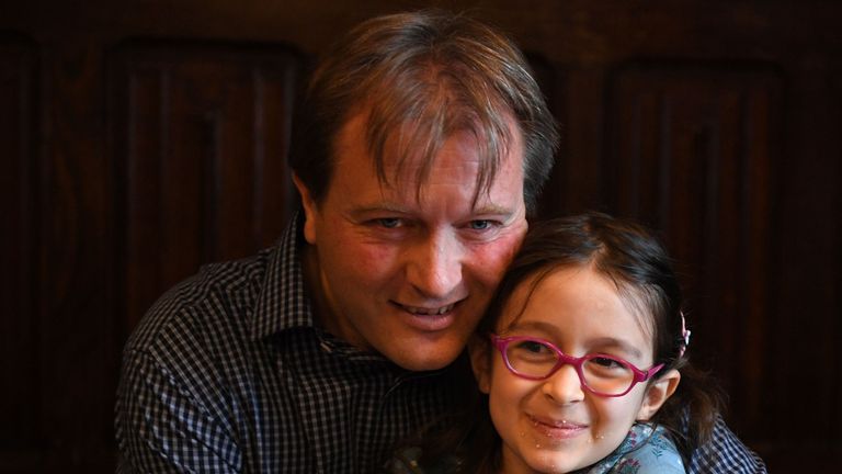 Richard Ratcliffe, mari du travailleur humanitaire anglo-iranien Nazanin Zaghari-Ratcliffe emprisonné à Téhéran depuis 2016, détient sa fille Gabriella lors d'une conférence de presse