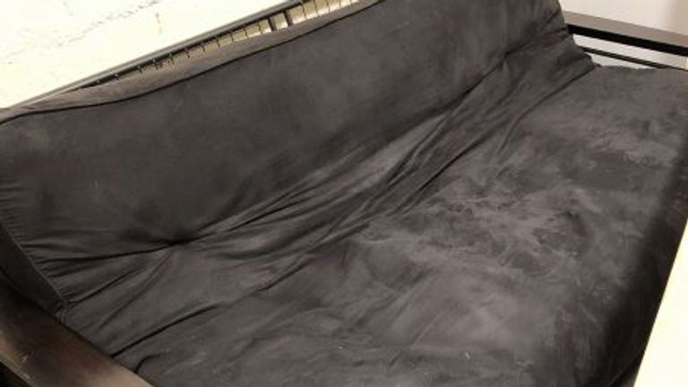 Trois employés des chemins de fer ont été suspendus après avoir fait une `` caverne d'homme '' sous une voie ferrée à New York.  Pic: Inspecteur général MTA

