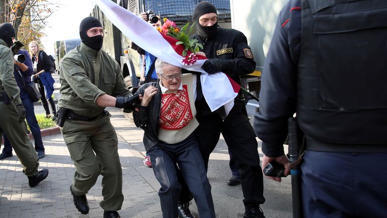 Des agents masqués arrêtent et détiennent la militante de l'opposition Nina Baginskaya, 73 ans