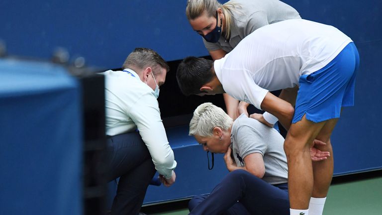 La femme a été vue serrant sa gorge