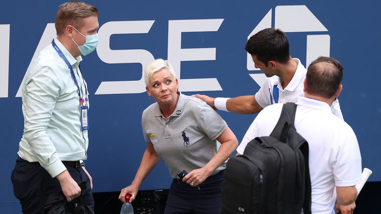 Novak Djokovic et le juge de ligne qu'il a accidentellement frappé avec un ballon