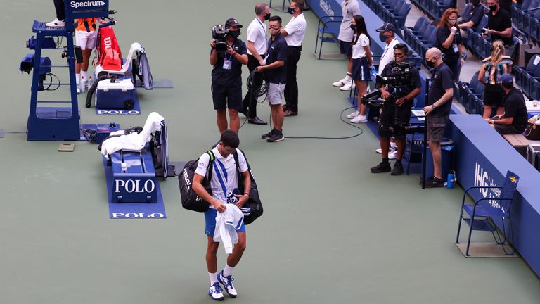 Novak Djokovic quitte le terrain après avoir été disqualifié