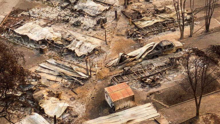 PHOENIX, OR - 10 SEPTEMBRE: Dans cette vue aérienne depuis un drone, des gens marchent dans un parc de maisons mobiles détruit par un incendie le 10 septembre 2020 à Phoenix, Oregon.  Des centaines de maisons de la ville ont été perdues à cause d'un incendie de forêt.  (Photo par David Ryder / Getty Images)