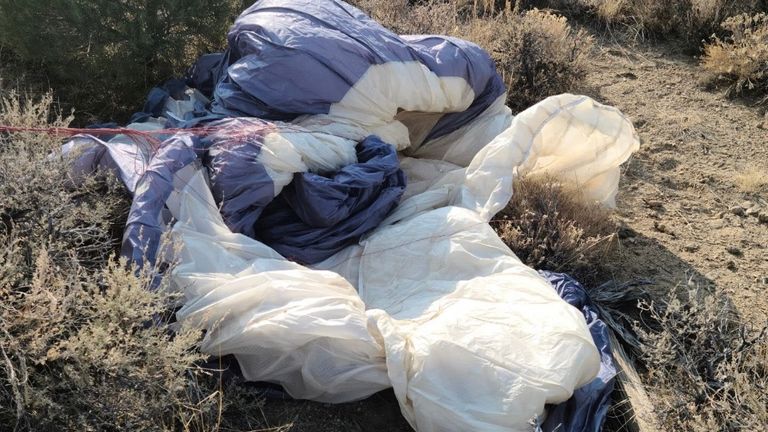 Le parachute de James Johnston a été découvert par un passant plus tôt cette semaine.  Pic: GoFundMe