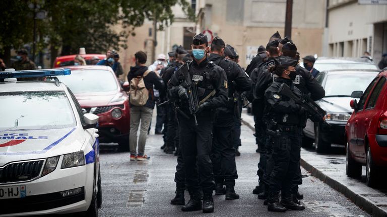 Des officiers armés ont été vus patrouiller sur la route après l'attaque de vendredi