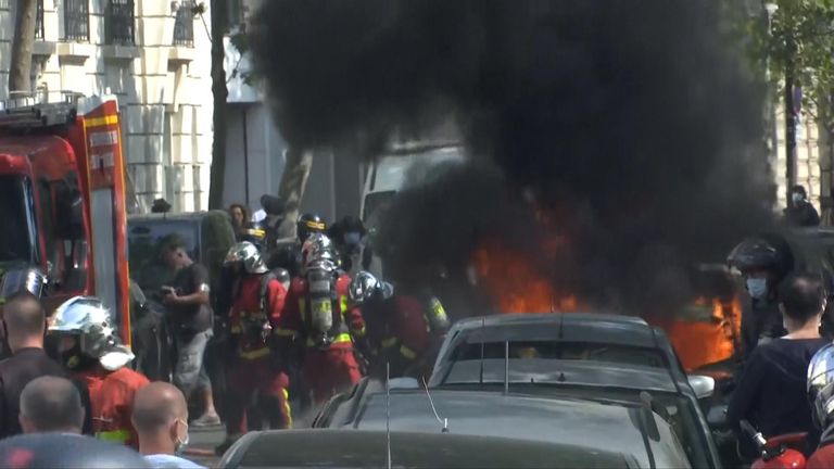 Une voiture a été incendiée lors des manifestations à Paris aujourd'hui 