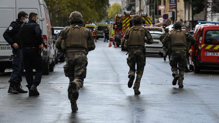 Des soldats français se précipitent sur les lieux après que plusieurs personnes ont été blessées près des anciens bureaux du magazine satirique français Charlie Hebdo à la suite d'une attaque présumée d'un homme brandissant un couteau dans la capitale Paris le 25 septembre 2020. - Les menaces coïncident avec le procès de 14 complices présumés des auteurs des massacres de Charlie Hebdo et d'un supermarché juif qui ont fait au total 17 morts.  (Photo par Alain JOCARD / AFP) (Photo par ALAIN JOCARD / AFP via Getty Images)