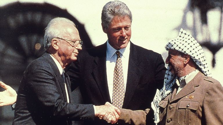 13 septembre 1993: le Premier ministre israélien Yitzhak Rabin serre la main du chef de l'OLP Yasser Arafat sur la pelouse de la Maison Blanche