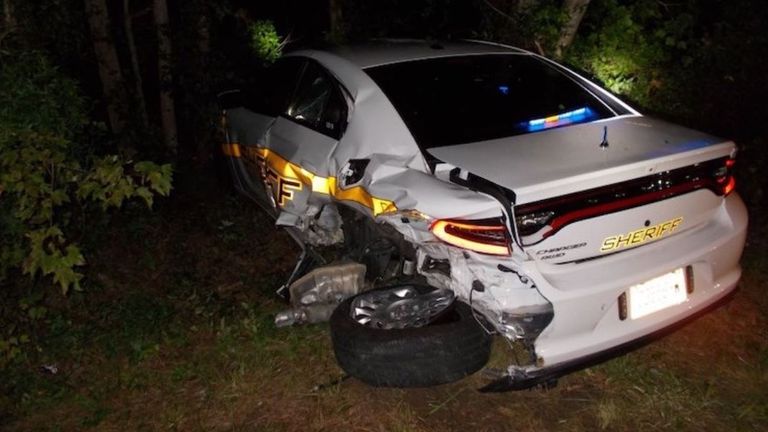 Une voiture de police qui a été endommagée dans l'accident.  Pic: @NC_GHSP