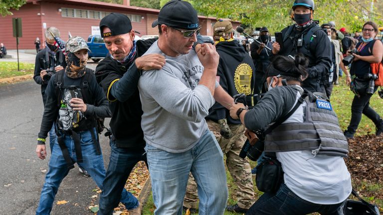 Le groupe d'extrême droite a adopté les chemises noires et jaunes