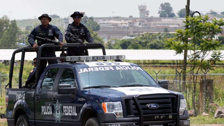 Une unité de la police fédérale mexicaine patrouille dans les environs de la prison d'État de Puente Grande (arrière-plan) à Zapotlanejo, État de Jalisco, Mexique