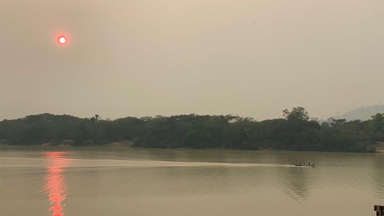 Smog sur la rivière à Sao Felix do Xingu