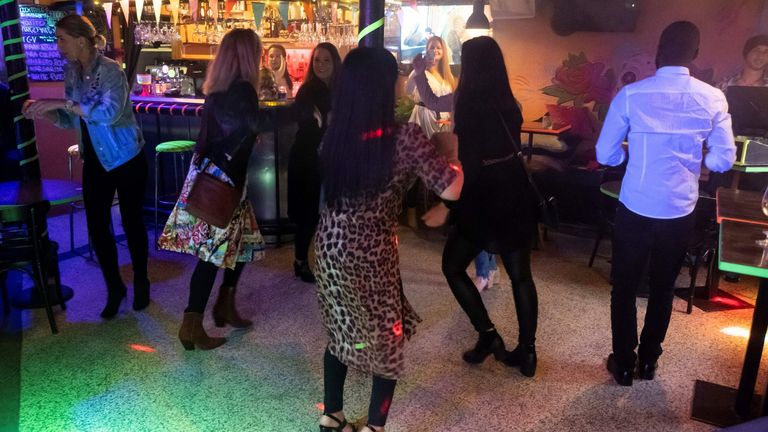 Les gens dansent dans un bar à Reykjavik, Islande