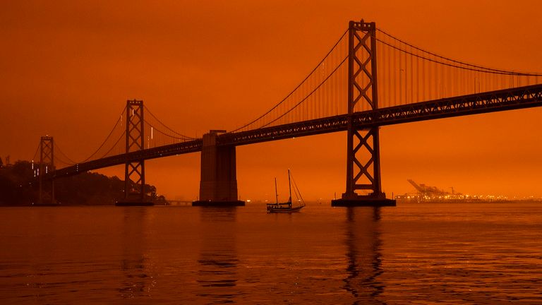 Couverture contre les incendies de forêt San Francisco dans l'obscurité et une lueur orange 