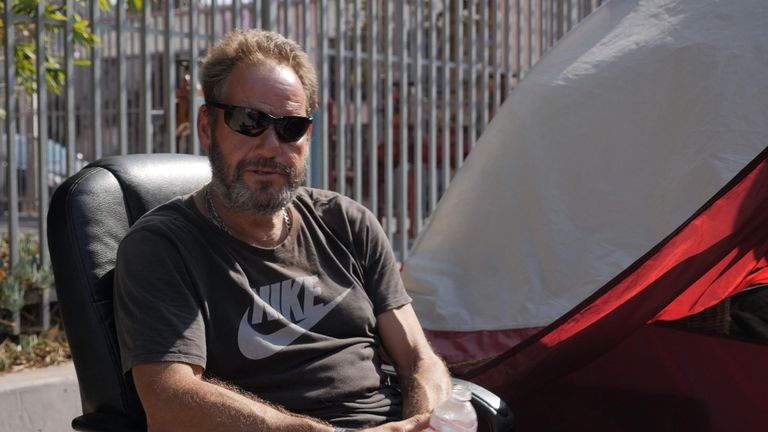 Scott Campbell avait une hypothèque mais vit maintenant dans une tente