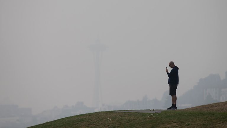 La célèbre Space Needle de Seattle était à peine visible vendredi