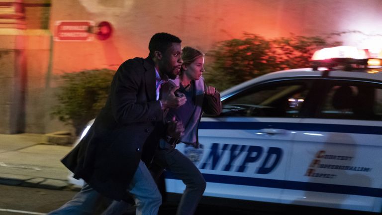 Sienna Miller et Chadwick Boseman dans 21 ponts.  Photo: STX International