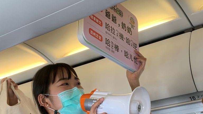 Un membre du personnel a des passagers des informations sur les langues coréenne et Jeju