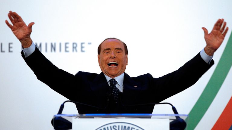 Silvio Berlusconi, chef du parti Forza Italia, fait des gestes pendant qu'il parle lors d'un rassemblement à Catane, Italie, le 2 novembre 2017