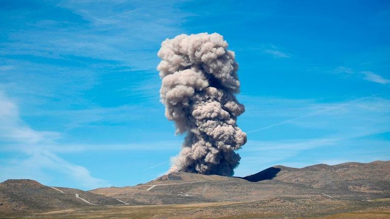 Un grand nuage de fumée s'est élevé dans le ciel pendant le test à Promontory, Utah 