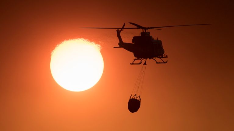 Des hélicoptères de sauvetage ont combattu d'énormes flammes à travers l'Andalousie