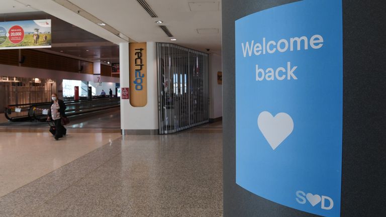 Une femme traverse le terminal domestique Qantas à l'aéroport de Kingsford Smith le 05 juin 2020 à Sydney, Australie
