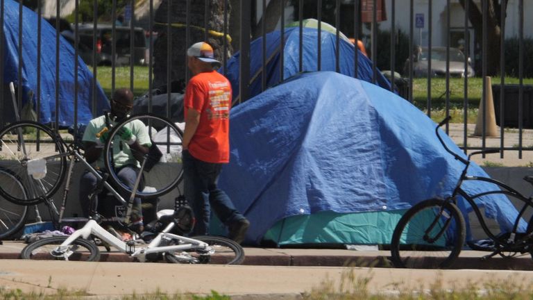 Des tentes bordent les rues des quartiers aisés de Los Angelese