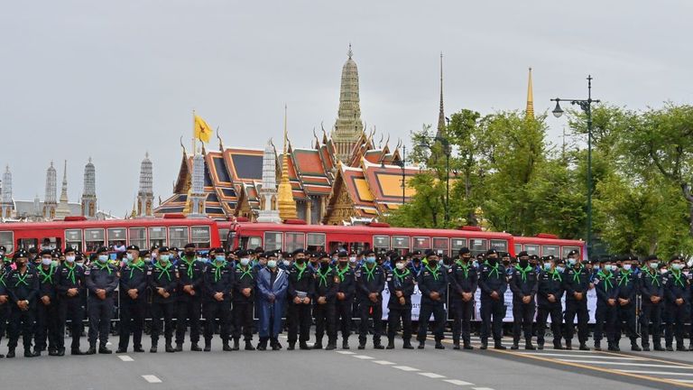 Une file de policiers monte la garde devant le Grand Palais