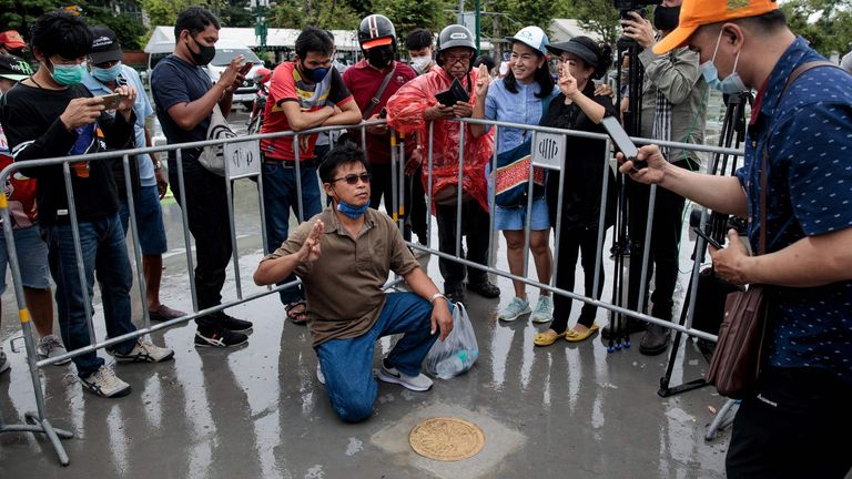 Les gens prennent des photos avec une plaque commémorative placée par des dirigeants de protestation pro-démocratie
