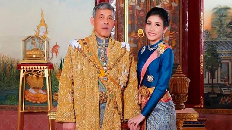 Le roi Maha Vajiralongkorn avec le général de division Sineenatra Wongvajirabhakdi, le noble époux royal