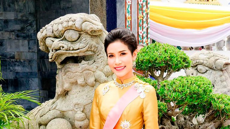 Le général de division Sineenatra Wongvajirabhakdi, le noble époux royal du roi Maha Vajiralongkorn
