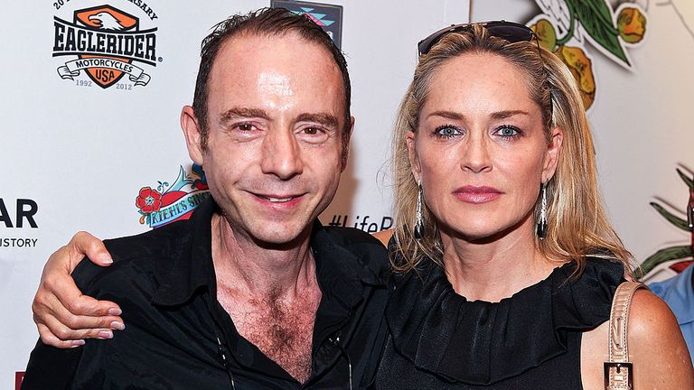 M. Brown avec l'actrice Sharon Stone lors d'un événement caritatif contre le sida